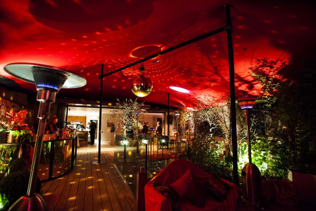 A freeform stretch tent structure